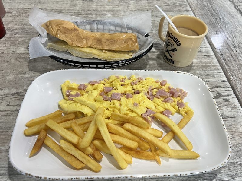 La Criollita Cafeteria food